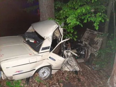 Легковушка в Киевской области влетела в дерево: три человека погибли и двое травмированы