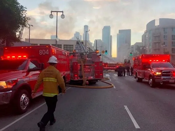 Взрыв и более 10 раненых пожарных: в Лос-Анджелесе произошел крупный пожар