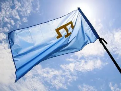 Украинские дипломаты по всему миру подняли крымскотатарский флаг