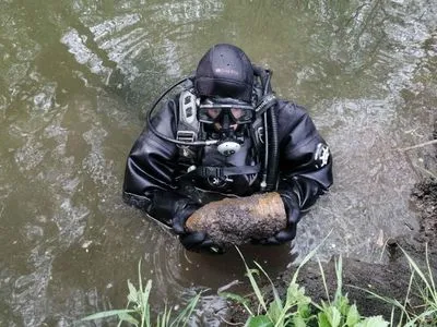 На Хмельниччині "чорні" археологи виявили у річці снаряд часів Другої світової війни