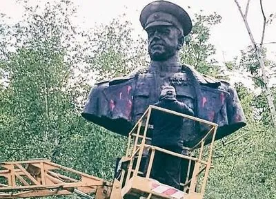В Харькове неизвестные облили красной краской памятник Жукову