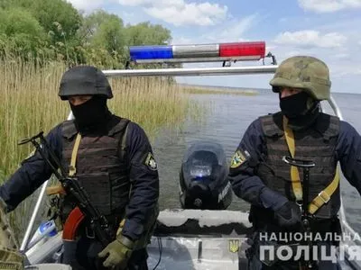 В Черкасской области задержали бывшего правоохранителя и сообщников, которые занимались браконьерством