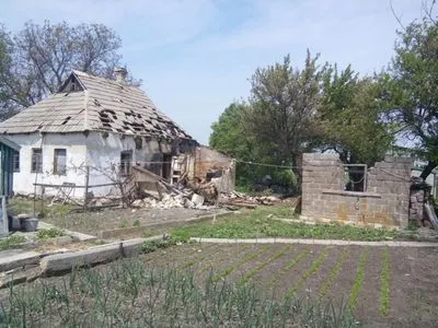 Бойовики обстріляли житловий сектор у Красногорівці: пошкоджено три будинки
