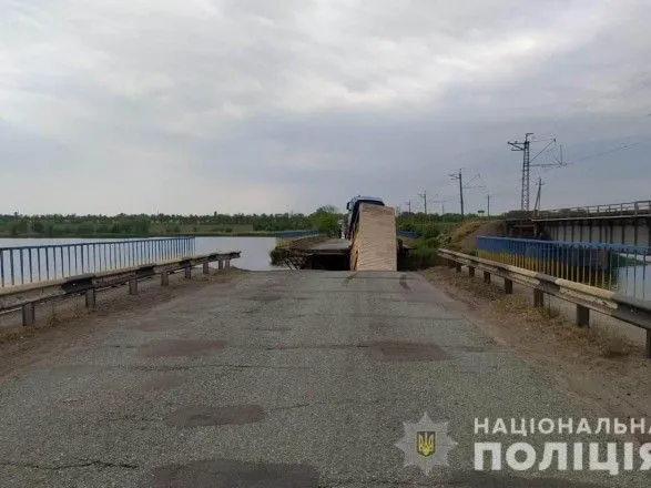 Спасатели помогают ликвидировать последствия обрушения моста в Днепропетровской области