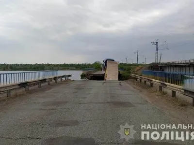 Рятувальники допомагають ліквідувати наслідки обвалу  мосту на Дніпропетровщині