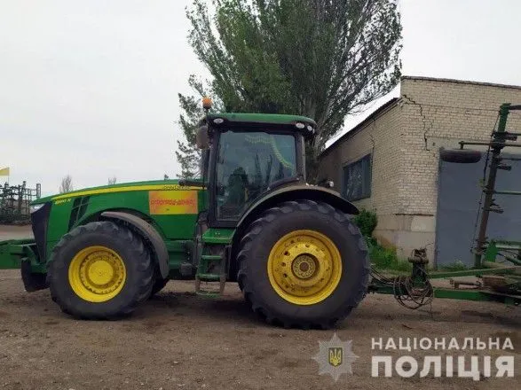 na-donechchini-traktor-nayikhav-na-vibukhoviy-pristriy
