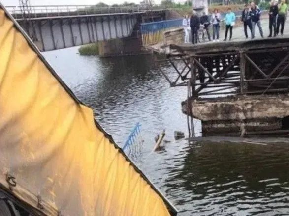 Зеленский попросил Ермака разобраться с обвалом моста в Днепропетровской области