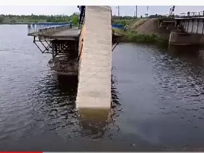 В Днепропетровской области под грузовиком обрушился мост