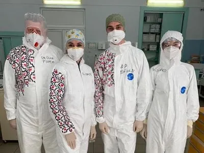 Медики львовской больницы сделали из защитных костюмов вышиванки