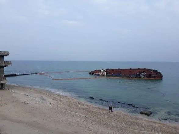 В Одессе возле затонувшего судна Delfi обнаружили загрязнения воды и воздуха