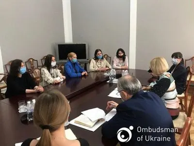 Потрібна комунікація: Омбудсмен зустрілася з рідними політв'язнів після їх мітингу під ОПУ