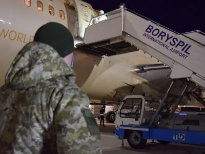 Літаками до України повернулось ще 320 осіб