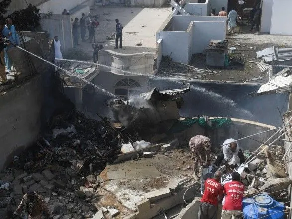 Авіакатастрофа Pakistan Airlines: двоє людей з 98 осіб на борту лайнера змогли вижити під час падіння
