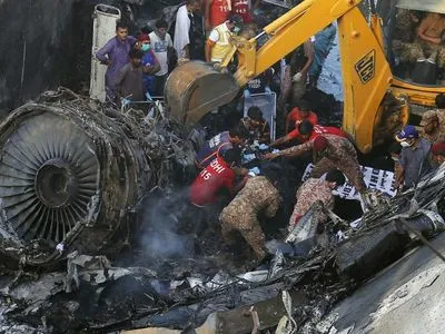 Авіакатастрофа у Пакистані: кількість загиблих зросла до 97 осіб