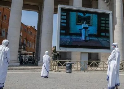 Папа Римский впервые с марта прочитал молитву для верующих на площади Святого Петра
