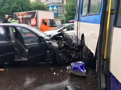 В Ровно легковушка Lanos въехала в троллейбус, есть пострадавшие