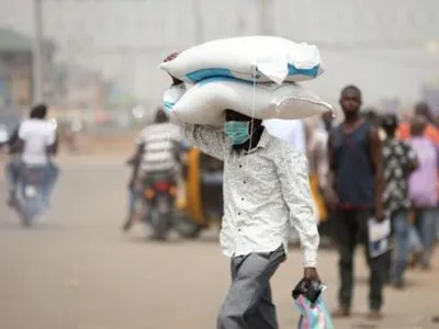 Президент Нигерии: страна не имеет денег для импорта продуктов питания