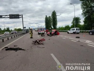 В Киевской области легковушка влетела в отбойник - погибли три человека, среди которых ребенок