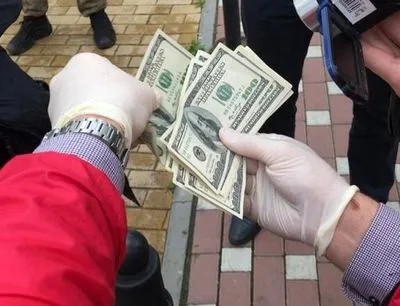Адвокат Киевской области пытался дать 1,5 тыс. долларов взятки прокурору