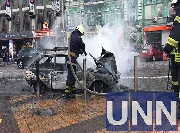 У центрі Києва згорів автомобіль