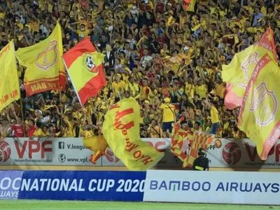 Попри пандемію: у В'єтнамі на футбольні матчі дозволили пускати вболівальників