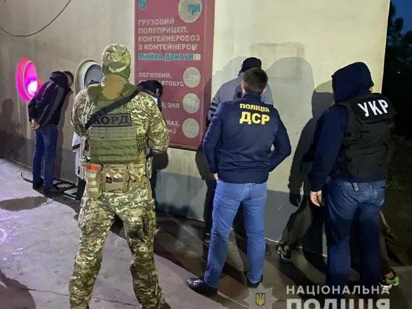 Нацполіція показала, як в Одесі затримували групу іноземних кілерів за замах на вбивство чорногорця