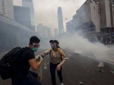 Поліція Гонконгу затримала десятки протестуючих, застосувавши перцевий газ