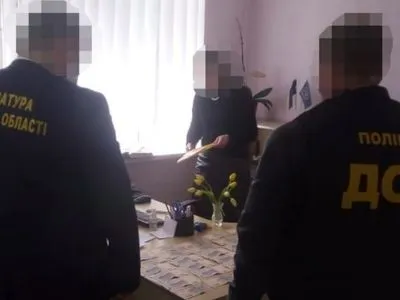 На Донеччині начальницю ЦНАПу затримали за хабарі при виготовленні закордонних паспортів