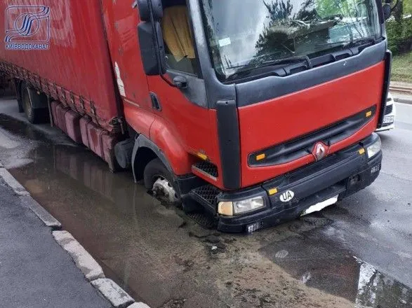 У Києві під асфальт частково провалилася вантажівка