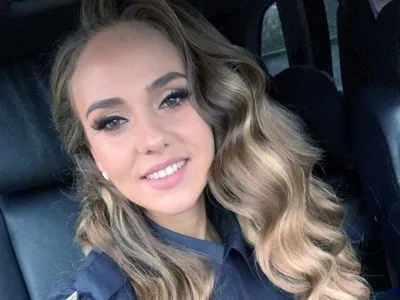 Поліцейська відрізала своє волосся для перук онкохворим дітям