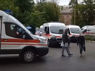 У Києві біля Олександрівської лікарні, де лікують хворих на COVID-19, утворились затори із "швидких"