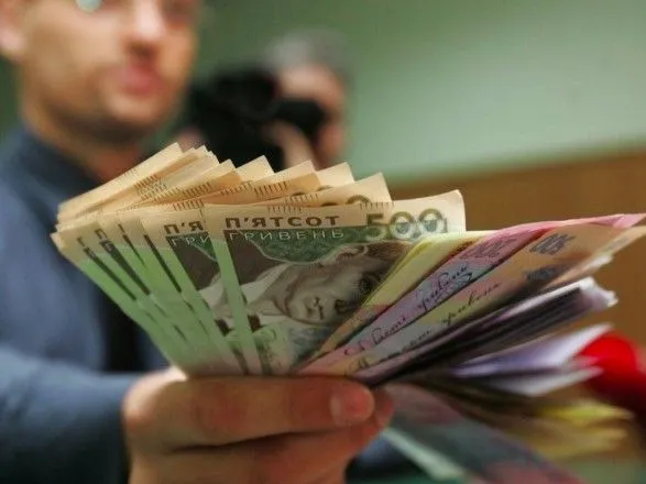 Стало известно, в каких сферах самый высокий и самый низкий уровень зарплат в Киеве