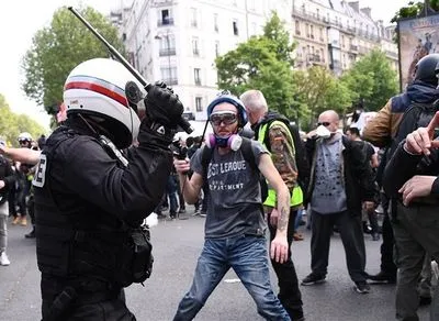 В Париже задержали более 90 человек за нарушение карантина во время демонстрации