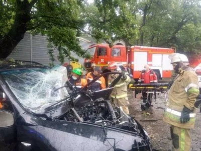 В Киеве легковушка въехала в дерево, травмировался водитель