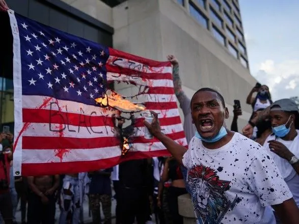 В США проходят массовые протесты из-за гибели афроамериканца