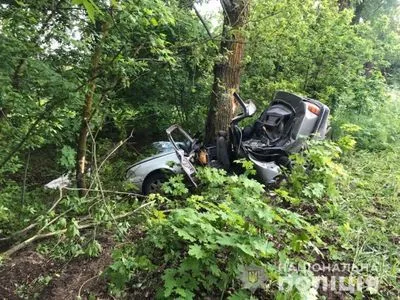 На Київщині нетверезий водій в’їхав в дерево, загинула неповнолітня пасажирка