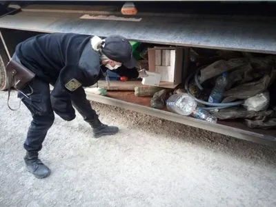 Пограничники на Закарпатье нашли в прицепе-рефрижераторе тайник с медпрепаратами