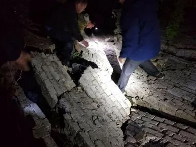 В Киевской области под завалами кирпичей нашли тело пропавшего подростка