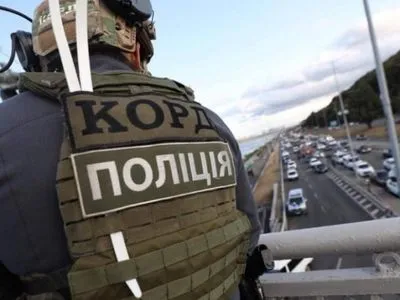 В Киеве перекрыли мост Метро: мужчина угрожает подорвать сооружение