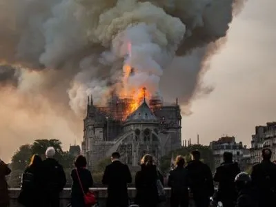 В Париже впервые после пожара открыли площадь перед собором Парижской Богоматери