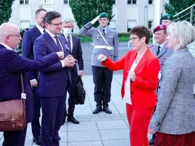 Українську делегацію в Берліні зустріла міністр оборони ФРН: говоритимуть про Донбас