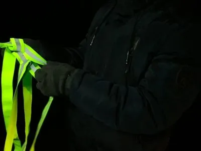 ВР приняла законопроект, обязующим участников дорожного движения носить ночью светоотражающие элементы