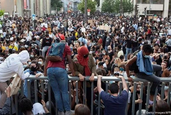 Протести проти насилля поліції у Парижі переросли у сутички: у хід пішли гумові кулі