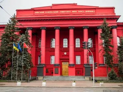 В красный корпус университета Шевченко пришли с обысками полиция и СБУ