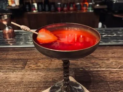 Розкриті рецепти топових коктейлів з полуницею, які подаються в столичних ресторанах