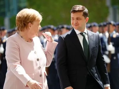 Меркель обговорила із Зеленським переформатування Тристоронньої контактної групи