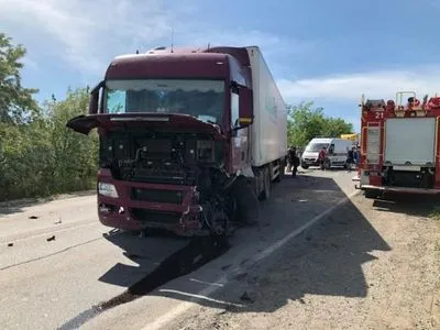 На Миколаївщині водія затисло в автівці внаслідок зіткнення з вантажівкою
