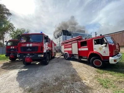 В Запорожье уже более двух часов тушат пожар на предприятии