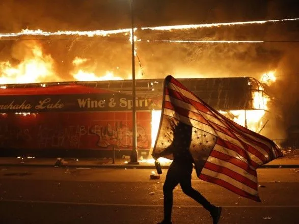 Массовые протесты в США: Бэнкси представил картину на тему протестов
