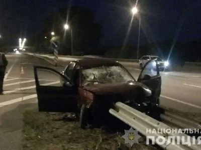 На трассе Киев-Харьков автомобиль налетел на отбойник, есть жертва